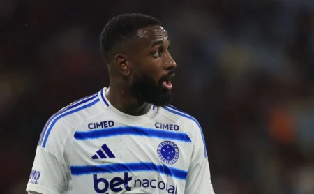 Gerson reage a vaias e xingos, e envia recado ao Flamengo: "Falarei na hora certa"