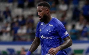 Gerson remove tatuagens antes da final entre Cruzeiro e Atlético-MG