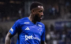 Gerson treina normalmente na Toca após sentir dores no joelho direito Gerson treina normalmente na Toca após sentir dores no joelho direito