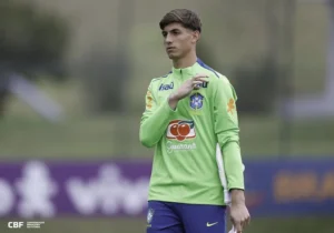 Goleiro da base do Flamengo convocado para treinar com a seleção brasileira de Carlo Ancelotti