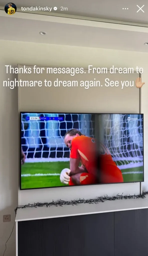 Goleiro do Tottenham deixa jogo lesionado e lamenta: Do sonho ao pesadelo Goleiro do Tottenham deixa jogo lesionado e lamenta: "Do sonho ao pesadelo"