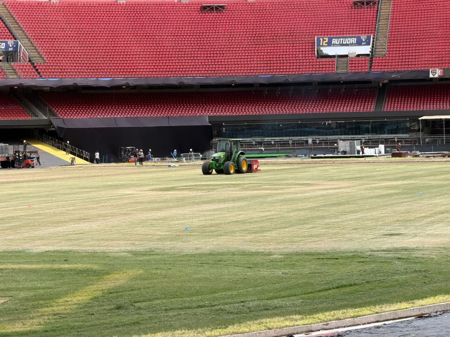 Gramado do Morumbi: veja os danos após shows do AC/DC