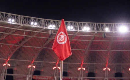 Gre-Nal: Ônibus com torcida do Grêmio é atacado por torcedores do Internacional; veja