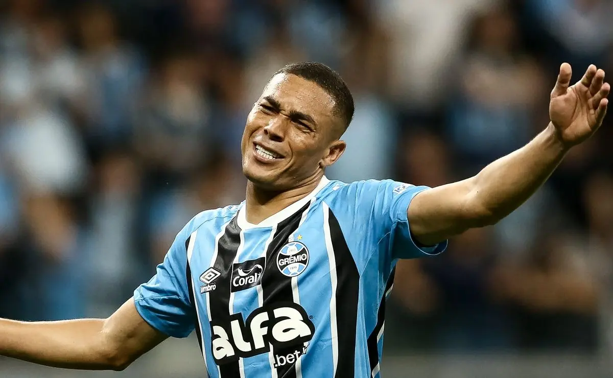 Grêmio avança com renovações e mira Carlos Vinícius Grêmio avança com renovações e mira Carlos Vinícius