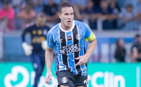 Grêmio busca manter Arthur em meio a oferta de R$ 55 milhões do Como-ITA Grêmio busca manter Arthur em meio a oferta de R$ 55 milhões do Como-ITA