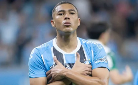 Grêmio busca renovar contratos de Pavón, Amuzu, Carlos Vinícius e Arthur para reforçar o elenco