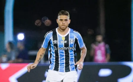 Grêmio rescinde contrato com Cuéllar por R$ 15 milhões
