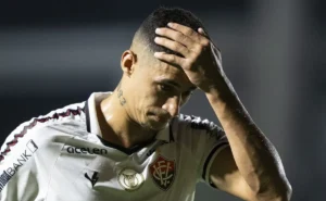 Grêmio se beneficia de erro de Camutanga e abre o placar com gol contra