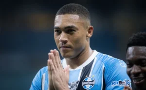 Grêmio se reúne com representante de Carlos Vinícius e avalia renovação