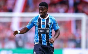 Grêmio vence o Vitória com destaque de Amuzu e ascende no Brasileirão