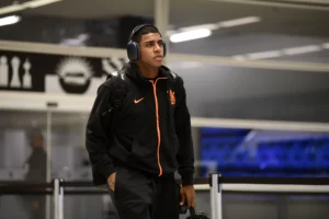 Guilherme Negão perde confiança, vê concorrência crescer e vive instabilidade no Corinthians