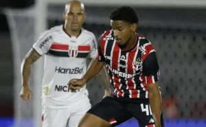 Hugo, campeão da Copinha, busca espaço no São Paulo após recuperação de lesão.