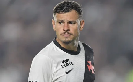 Hugo Moura tem atuação abaixo do esperado, Vasco leva gol rápido e torcida se irrita