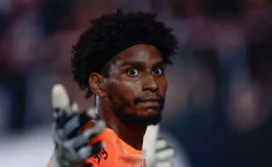 Hugo Souza lamenta ausência na Seleção, mas segue focado na Copa