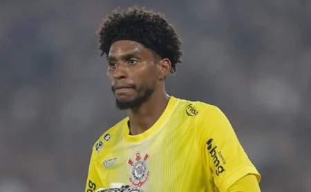 Hugo Souza expõe pressão para duelo entre Corinthians e Flamengo após anúncio de Ancelotti