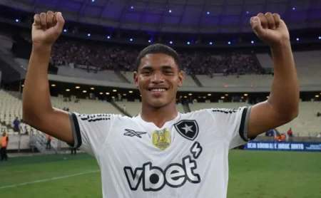 Huguinho retorna ao Botafogo e impressiona Anselmi com suas qualidades