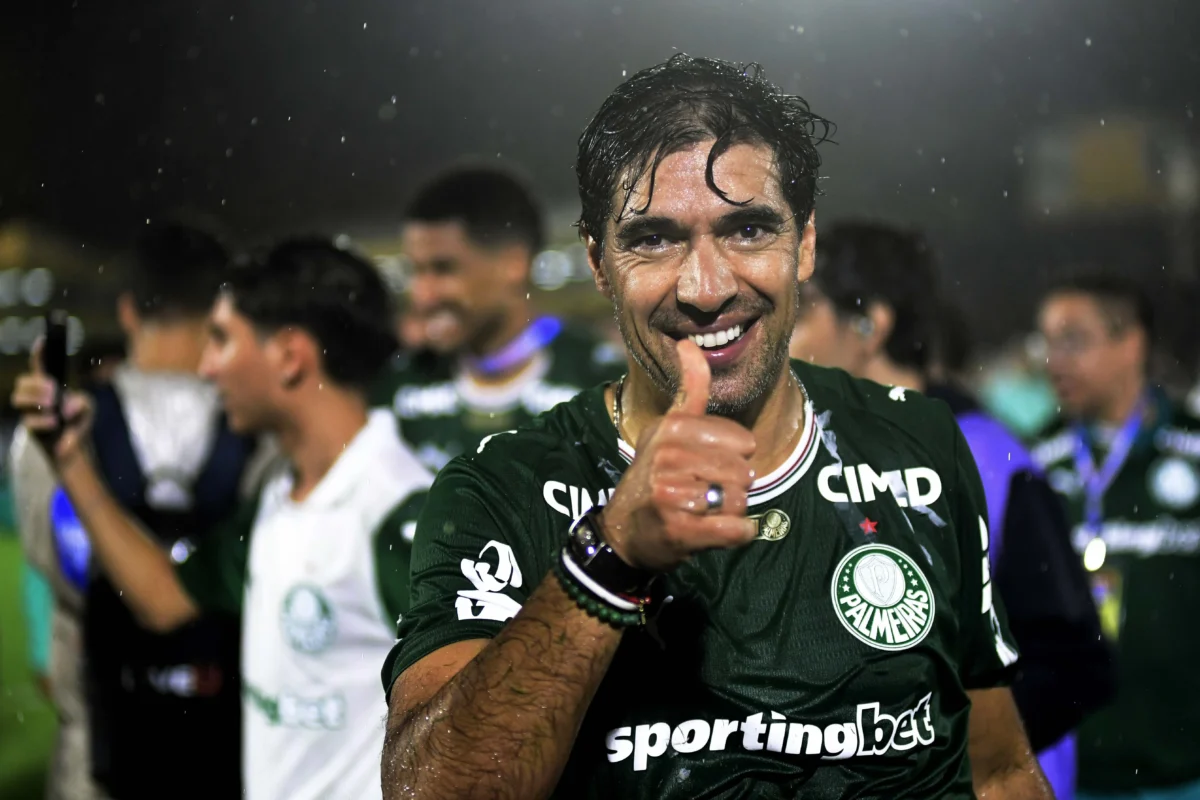 Imprensa portuguesa destaca recorde de Abel Ferreira no Palmeiras: "Ao topo"