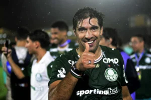 Imprensa portuguesa destaca recorde de Abel Ferreira no Palmeiras: "Ao topo"