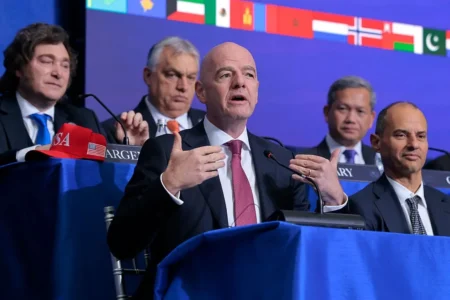 Infantino defende punição com expulsão para jogadores que silenciem protestos