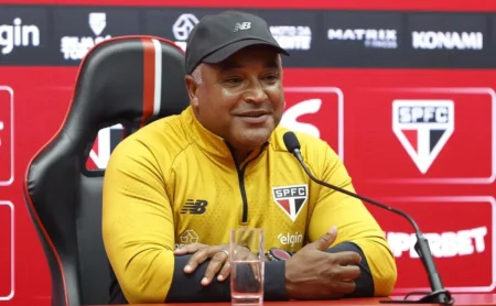 Inteligência artificial prevê vitória de Roger Machado em São Paulo x Chapecoense