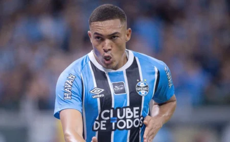 Internacional questiona interferência de Carlos Vinícius no segundo gol do Grêmio e critica atuação do VAR Internacional questiona interferência de Carlos Vinícius no segundo gol do Grêmio e critica atuação do VAR