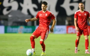 Internacional lidera, mas cede empate ao Santos em partida agitada