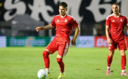 Internacional lidera, mas cede empate ao Santos em partida agitada