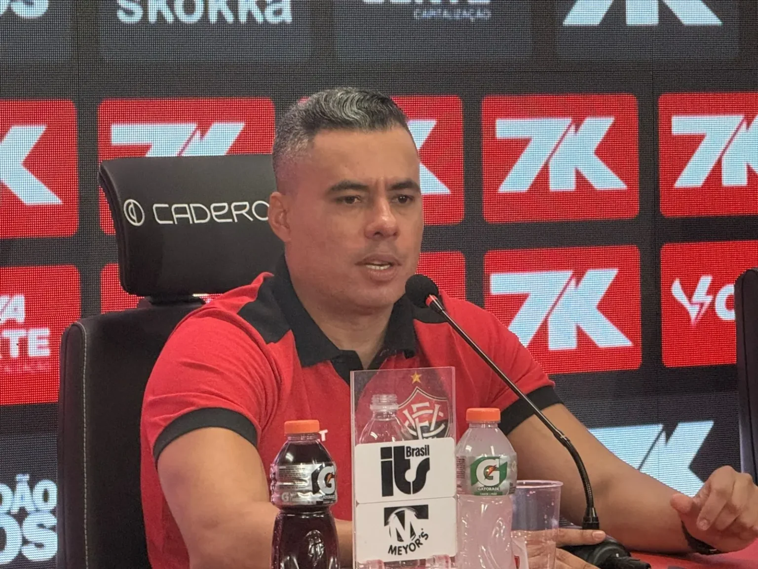 Jair Ventura analisa clássico e elogia elenco do Vitória: "Extremamente satisfeito"