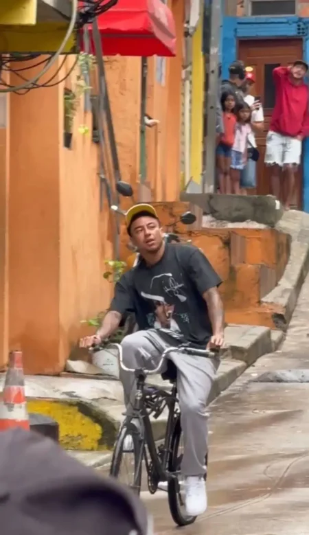 Jesse Lingard, novo reforço do Corinthians, passeia de bicicleta em comunidade durante gravação.