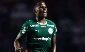 Jhon Arias marca o primeiro gol do Palmeiras contra o São Paulo em contra-ataque
