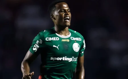 Jhon Arias marca o primeiro gol do Palmeiras contra o São Paulo em contra-ataque