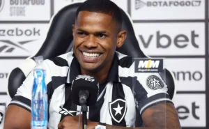 Júnior Santos demonstra ansiedade para enfrentar o Flamengo e busca estreia com gol no clássico: “Empenhado em marcar”