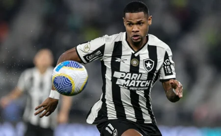 Júnior Santos retorna ao Botafogo e surge como opção no ataque para Martín Anselmi