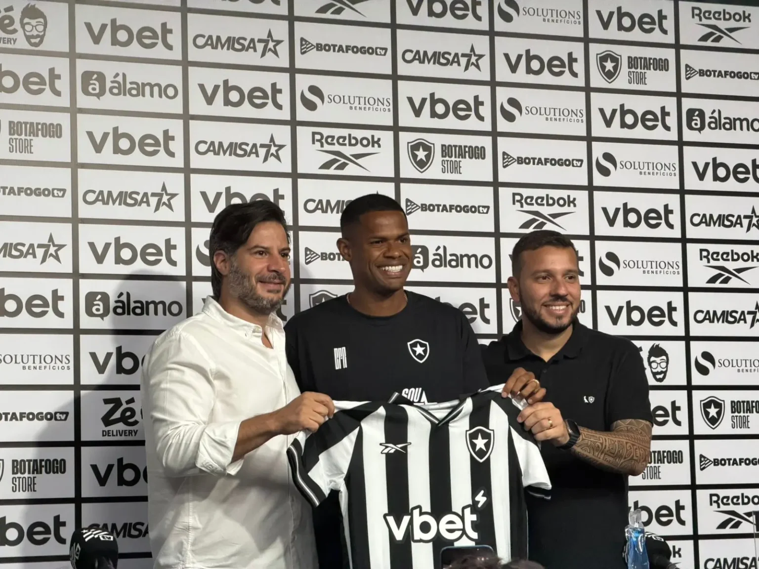 Júnior Santos é apresentado e reforça o Botafogo