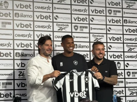 Júnior Santos é apresentado e reforça o Botafogo