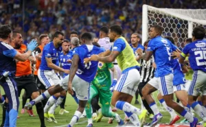 Jogadores de Cruzeiro e Atlético-MG podem ser punidos com até 24 jogos após confusão no Mineiro