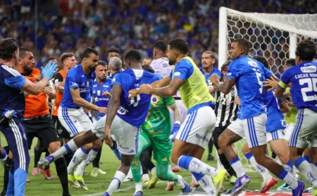 Jogadores de Cruzeiro e Atlético-MG podem ser punidos com até 24 jogos após confusão no Mineiro