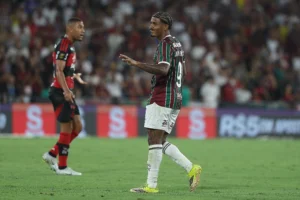 John Kennedy enfrenta jejum de gols com chegada de rival no Fluminense