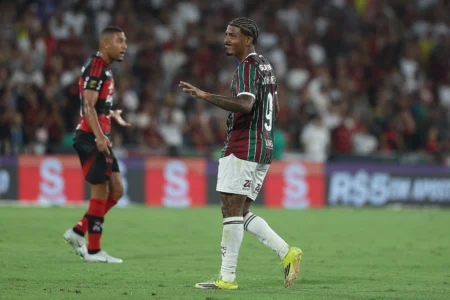 John Kennedy enfrenta jejum de gols com chegada de rival no Fluminense
