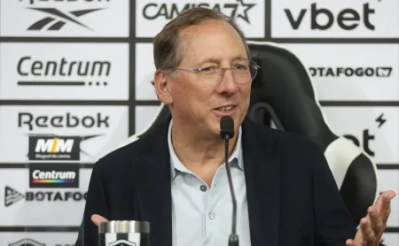 John Textor ironiza o Flamengo após o tetracampeonato carioca do Botafogo