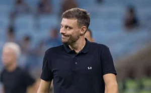 John Textor teria que pagar multa integral para demitir Anselmi no Botafogo, diz ESPN