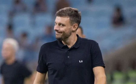 John Textor teria que pagar multa integral para demitir Anselmi no Botafogo, diz ESPN