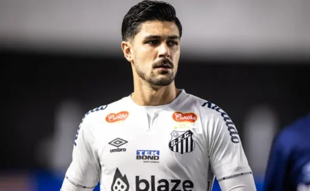 João Basso, ex-jogador do Santos, é oferecido ao Internacional e pode definir novo clube em breve.