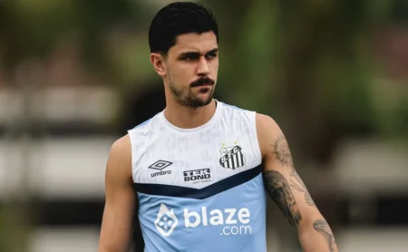 João Basso, ex-Santos, na mira do Internacional: clube avalia proposta pelo zagueiro