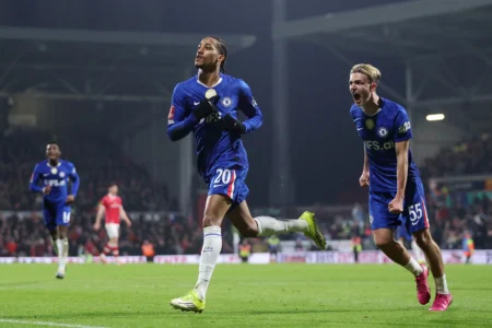 João Pedro: o brasileiro que mais contribui para gols na Europa