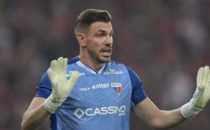 João Ricardo reprovado em exames do Corinthians e laudos solicitados pelo Fortaleza