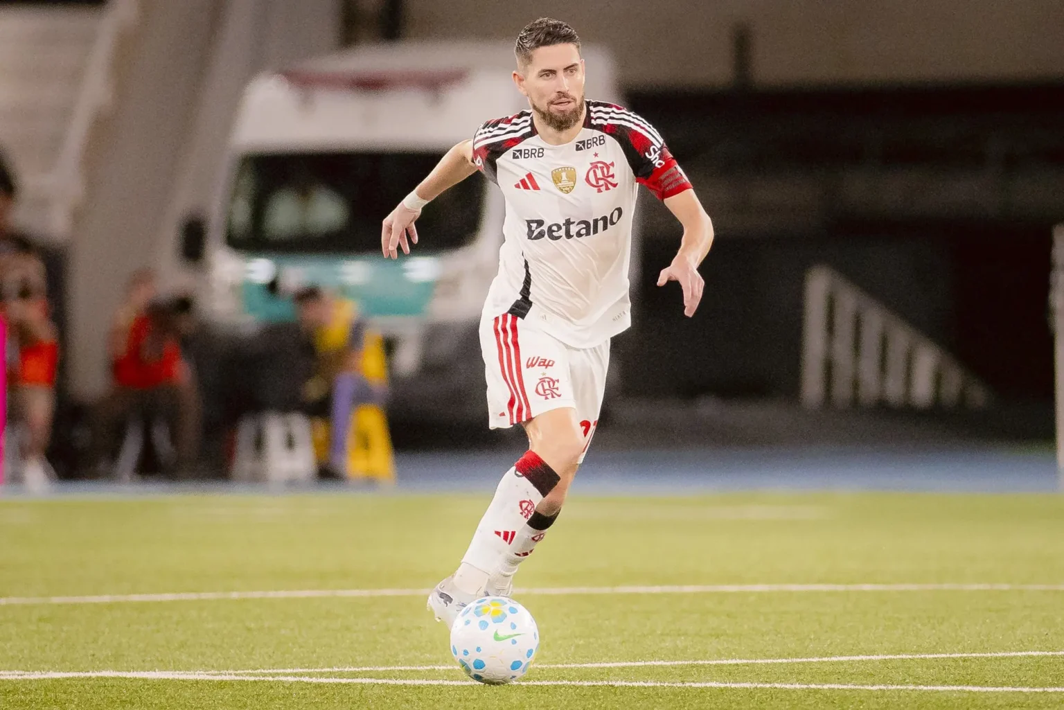 Jorginho assume a capitania e é elogiado por liderança no Flamengo