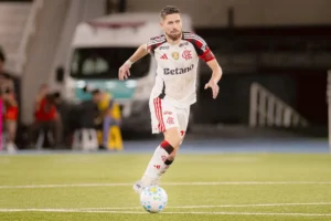Jorginho assume a capitania e é elogiado por liderança no Flamengo Jorginho assume a capitania e é elogiado por liderança no Flamengo