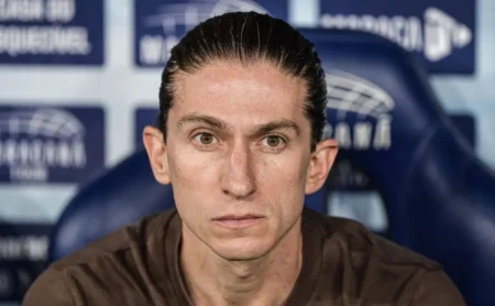 Jornal britânico questiona saída conturbada de Filipe Luís do Flamengo: “Mais brutal da história?”