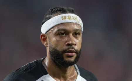 José Boto confirma a contratação de Memphis Depay pelo Flamengo após saída do Corinthians